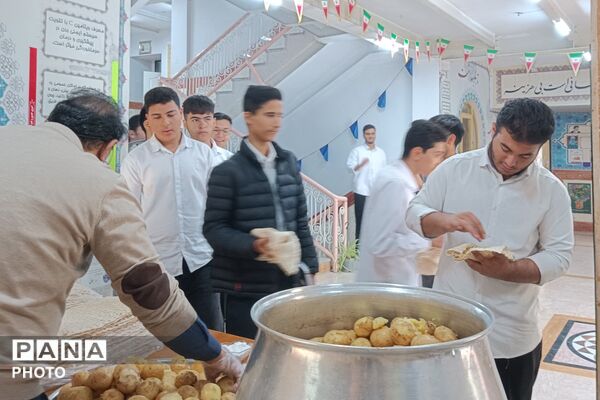 طنین زیارت عاشورا در دبیرستان نمونه دولتی شهدای علم و فناوری