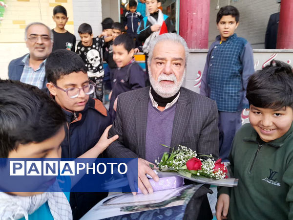تقدیر دانش‌آموزان یک مدرسه در قم از پدر شهید کریمی