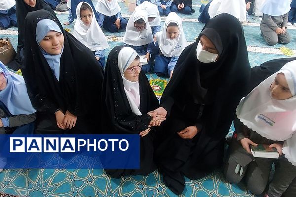 اقامه نماز جماعت در دبستان دخترانه حکمت شهرری