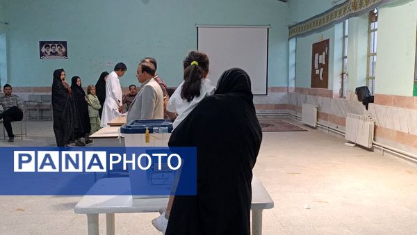 حضور مردم فهرج پای صندوق‌های رای در گرمای شدید هوا