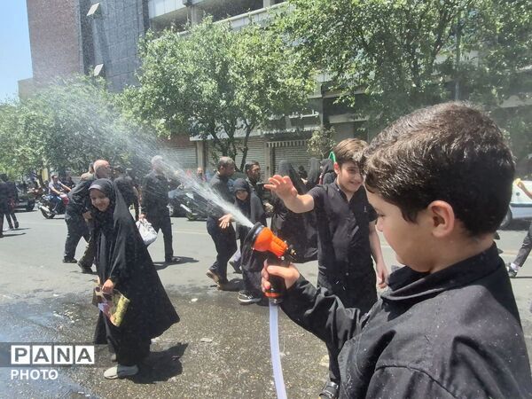 اشک یک ملت در بدرقه رهبر شهید