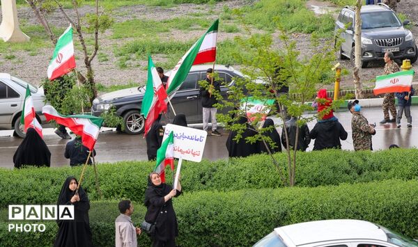 تشکیل زنجیره انسانی اطراف نیروگاه حرارتی برق مشهد