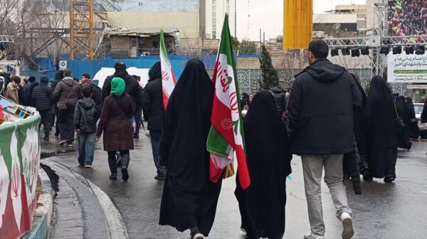 امشب آسمان در خیابان ها مى تابد
