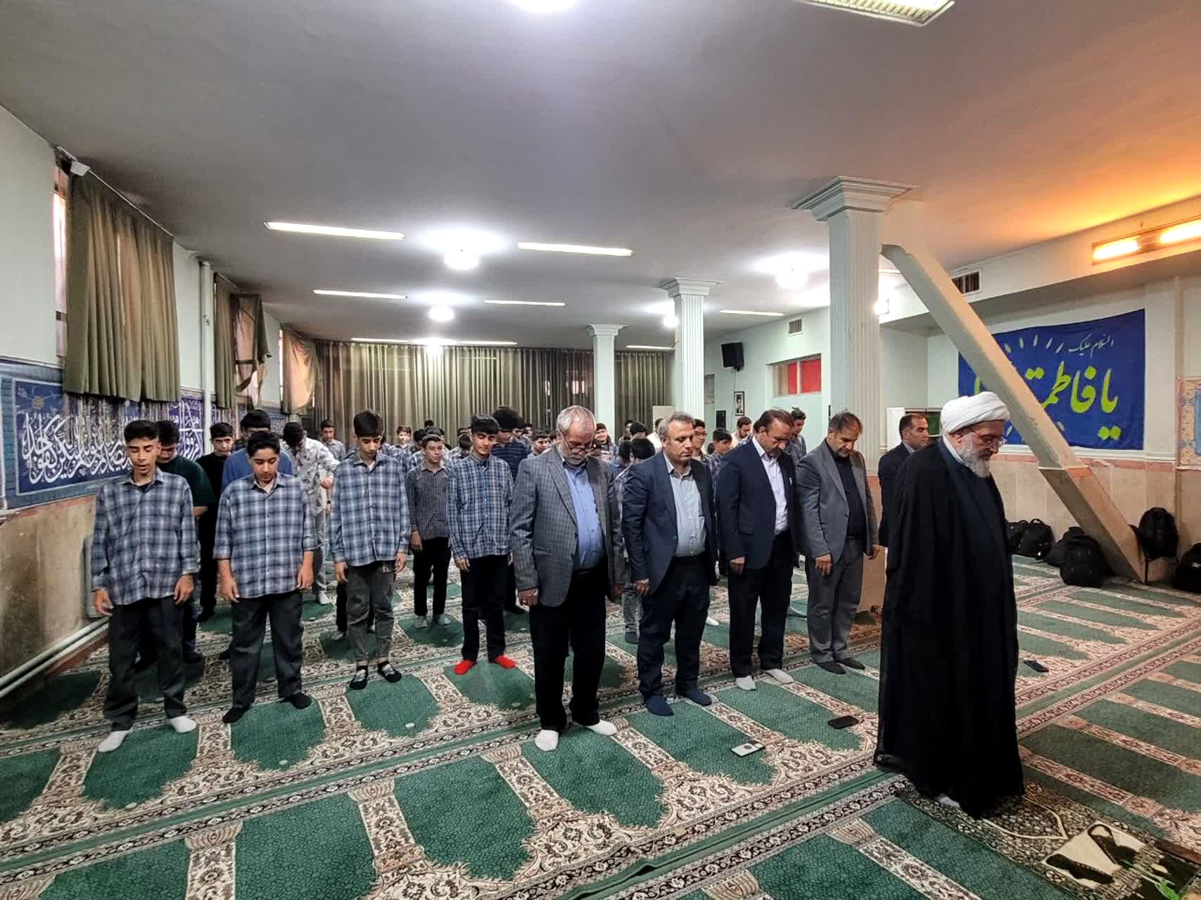  نماز رکن تربیتی و روشن‌کننده مسیر هویت دانش‌آموزان است