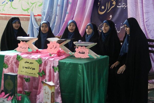 افتتاحیه محفل انس با قرآن‌کریم در دبیرستان جوادالائمه بهارستان‌دو