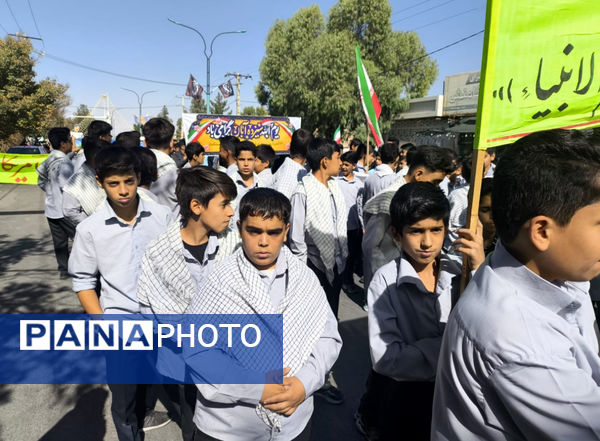 حضور پرشور دانش‌آموزان مدارس خاتم در راهپیمایی ۱۳ آبان 