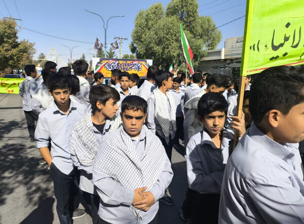 حضور پرشور دانش‌آموزان مدارس خاتم در راهپیمایی ۱۳ آبان 
