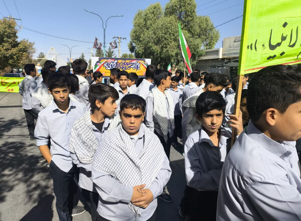 حضور پرشور دانش‌آموزان مدارس خاتم در راهپیمایی ۱۳ آبان 