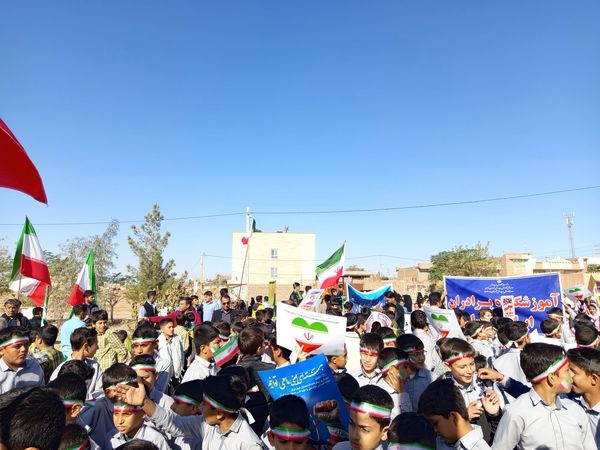 قدم‌های کوچک، ایمان‌های بزرگ؛ حضور باشکوه دانش‌آموزان دبستان برادران ابراهیمی‌نیا در ۱۳ آبان
