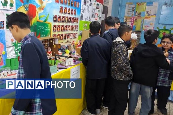 برپایی نمایشگاه دستاوردهای خلاقانه و نقاشی همگانی در دبستان شهید چمران ناحیه دو شهرری 