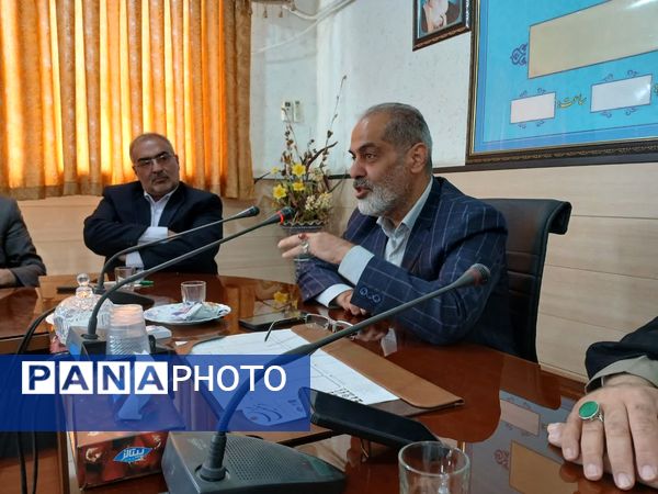 نشست خبرنگاران پانا با مدیر آموزش و پرورش ناحیه 3 قم