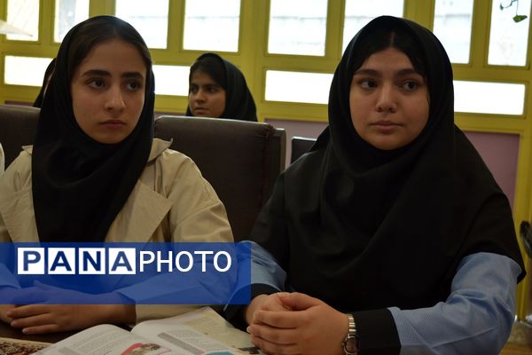 برای اولین‌بار برگزاری کافه ۵۷ در دبیرستان‌ نمونه دولتی ولایت بهارستان‌دو