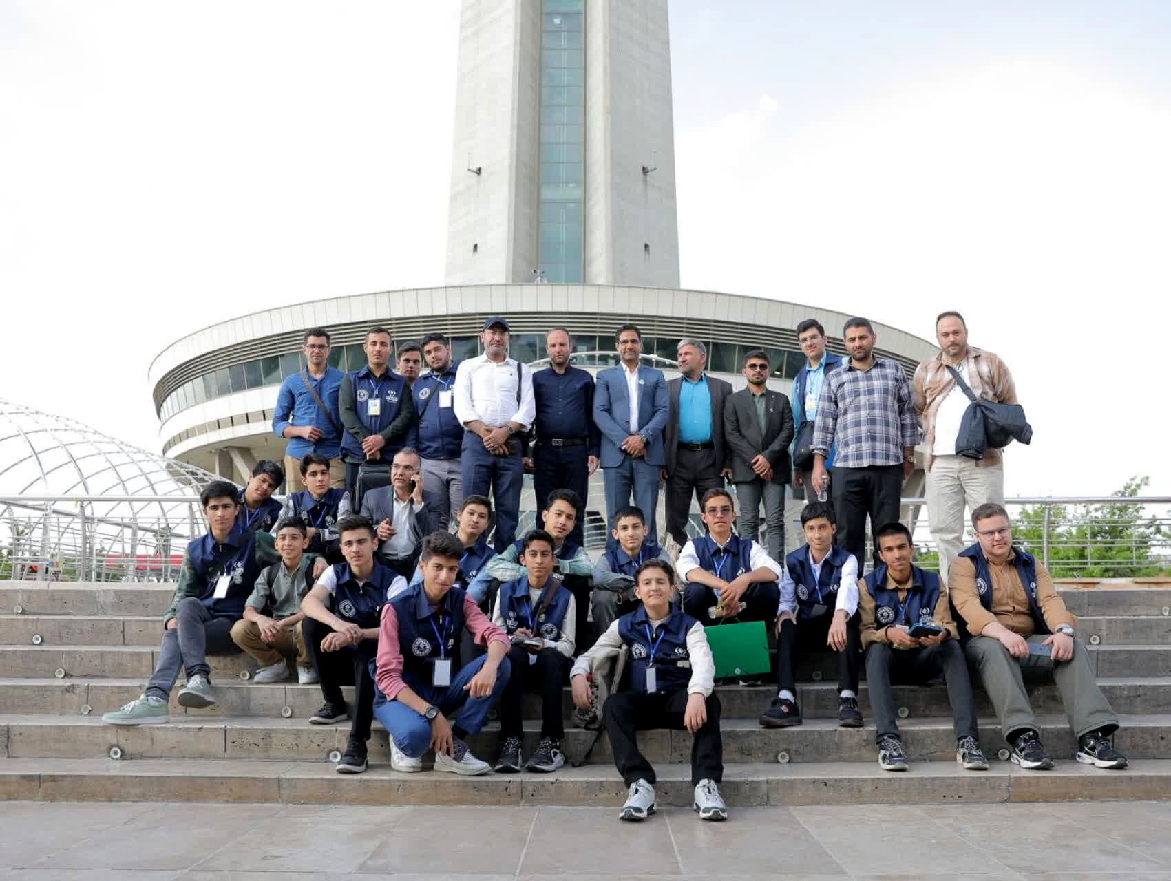 اینجا آسمان نزدیک است