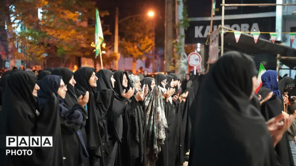 نماز استغاثه به امام زمان (عج) در شصت و دومین قرار عاشقانه، میدان امام خمینی(ره) شهرستان کوهدشت