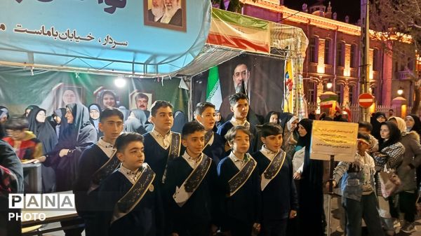 تجمعات شبانه میدان ساعت تبریز