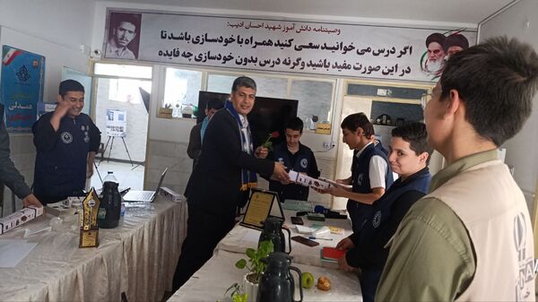 تجلیل از دانش آموز خبرنگاران پسر فعال در مانور خبرگزاری پانا در سازمان دانش آموزی استان خراسان رضوی