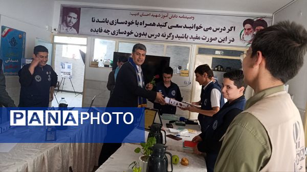 تجلیل از دانش آموز خبرنگاران پسر فعال در مانور خبرگزاری پانا در سازمان دانش آموزی استان خراسان رضوی