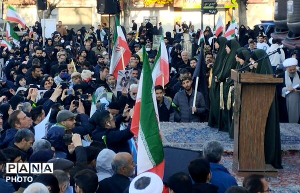  تشییع پیکر شهدا در میدان امام خمینی (ره) همدان با حضور حماسی مردم همیشه در صحنه