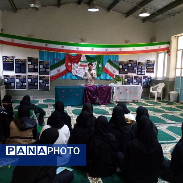 نمایشگاه آمادگی دفاعی و یادآوره ی دستاوردهای انقلاب سلامی در مدرسه حضرت زینب  شهر کندر 