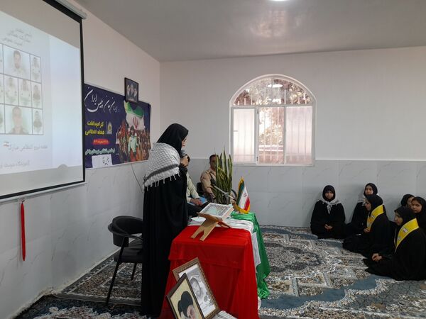 جلسه پیشگیری از آسیب‌های فضای مجازی همزمان با هفته نیروی انتظامی در آموزشگاه تکتم 