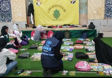 بسته‌بندی لباس و لوازم تحریر برای دانش‌آموزان نیازمند در شیراز