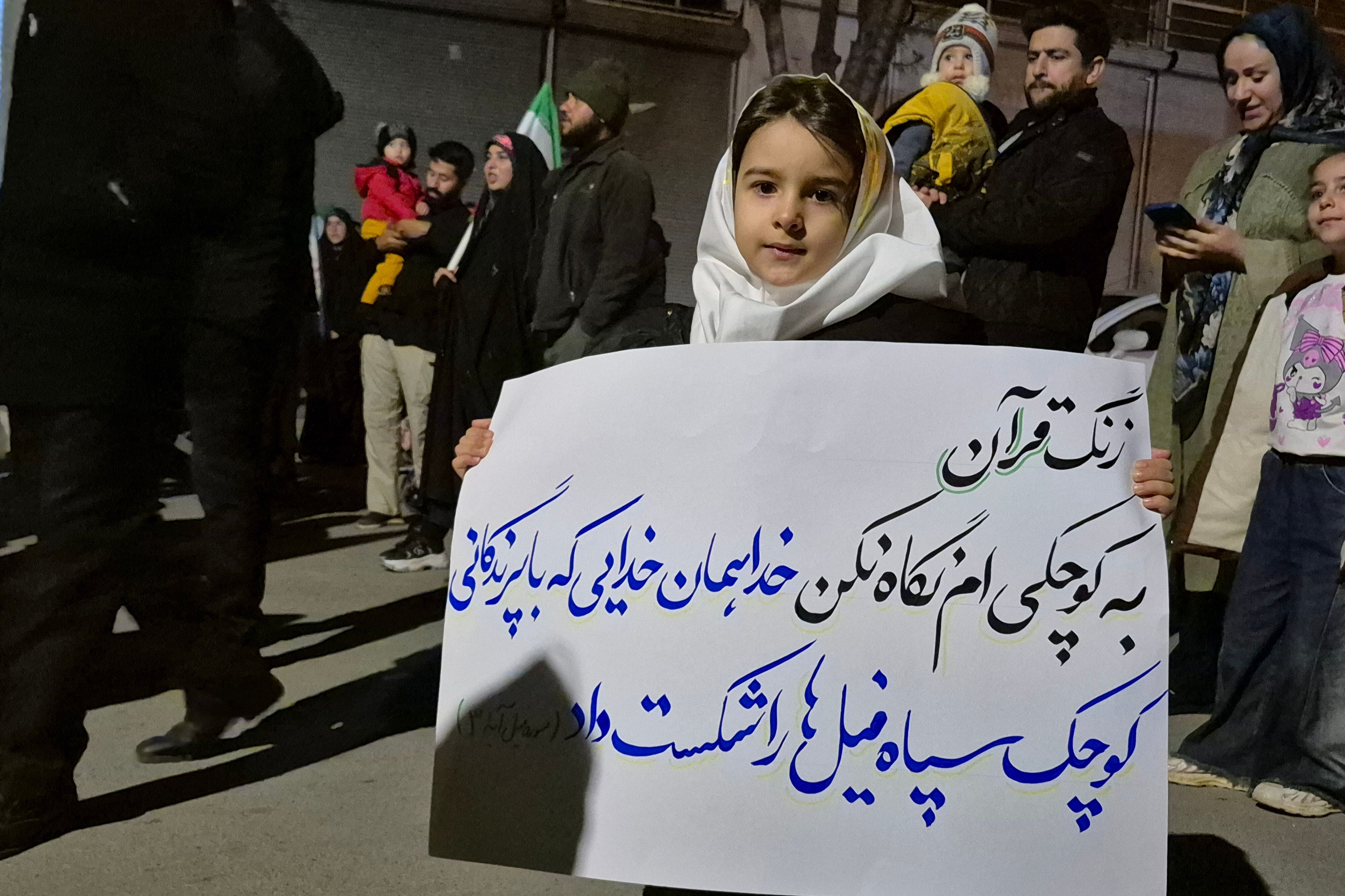 مراسم چهلمین روز شهادت دانش‌آموزان میناب
