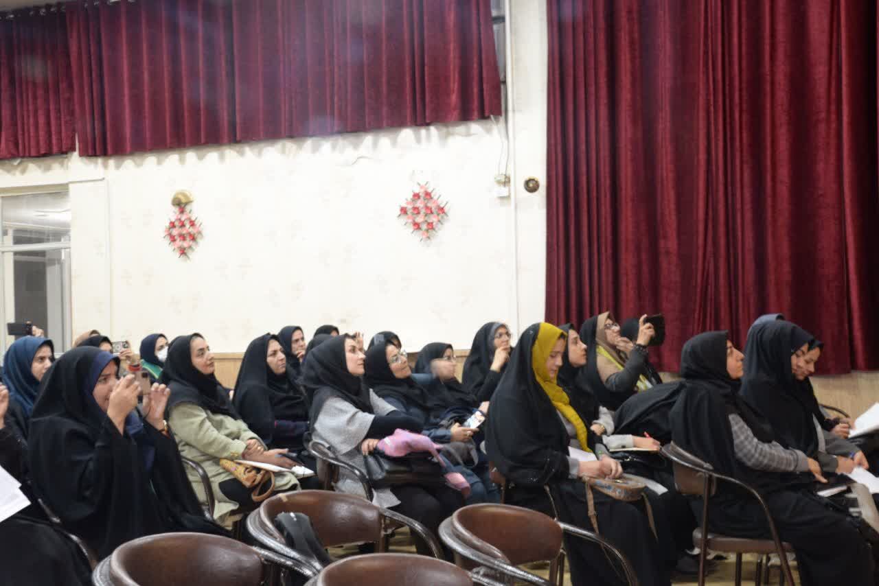 برگزاری کارگاه آموزشی مربیان پیشتاز در محل کانون فضیلت شهرستان نجف آباد 