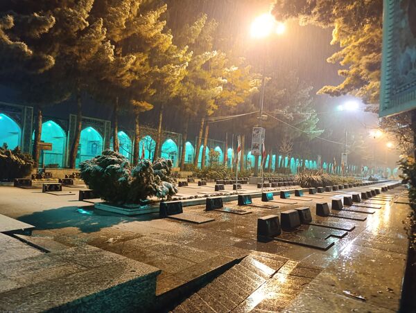 حال و هوای گلزار شهدا با بارش برف الهی