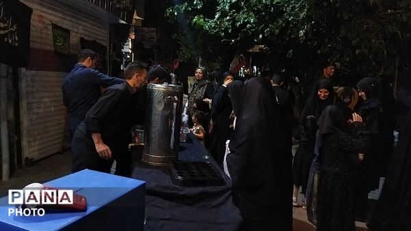 چایخانه حوزه علمیه گلشن در چهارمین شب ماه محرم ۱۴۰۵