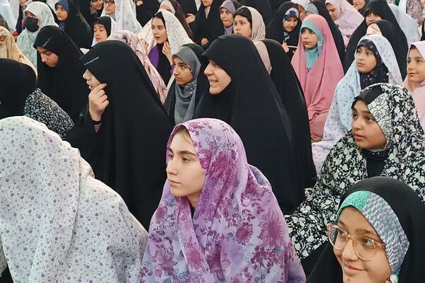لحظات ناب راز و نیاز دانش‌آموزان دختر اسلامشهری در خلوت عاشقانه با خدا در اعتکاف