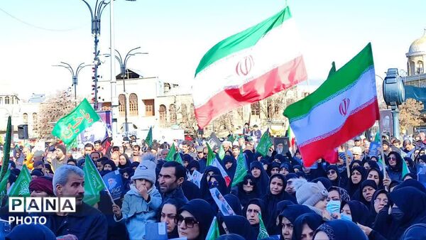  تشییع پیکر شهدا در میدان امام خمینی (ره) همدان با حضور حماسی مردم همیشه در صحنه