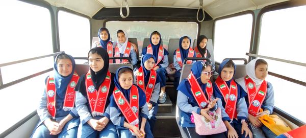 بازدید دانش‌آموزان مدرسه شهید خاقانی از گلخانه پیشه‌وران شیروان