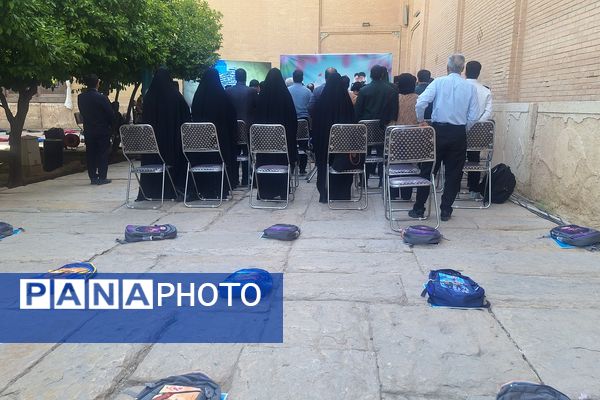 آیین اهدای ۲۵هزار بسته نوشت افزار به دانش‌آموزان نیازمند