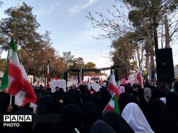 دانش آموزان کرمانی در سوگ «شهدای دبستان شجره طیبه میناب»