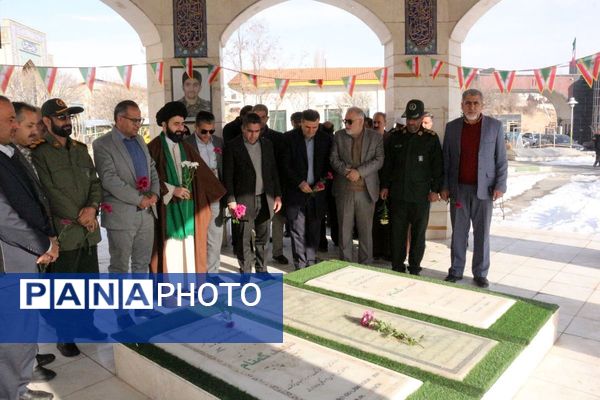 آغاز دهه فجر فیروزکوه با گلباران مزار شهدای گمنام