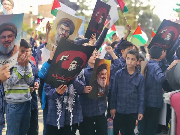  ادای احترام دانش‌آموزان و فرهنگیان شهرستان پاکدشت به مقام شامخ شهیدان مقاومت و شهید سید حسن نصرالله 