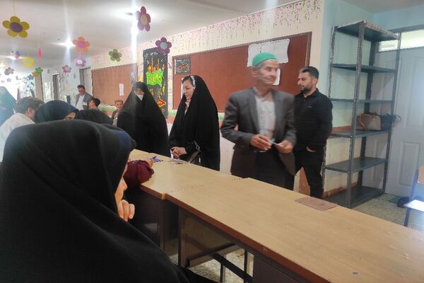 مشارکت حداکثری مردم شهیدپرور شهر تیتکانلو بخش خبوشان پای صندوق‌های رأی 