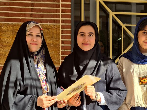 آئین نواختن زنگ مهر در دبیرستان دخترانه فرهنگ ۱۳ 