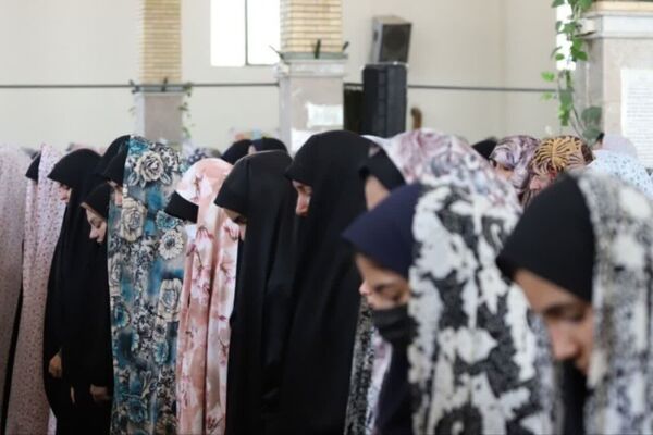 اقامه نماز جماعت دانش‌آموزان در مسجد