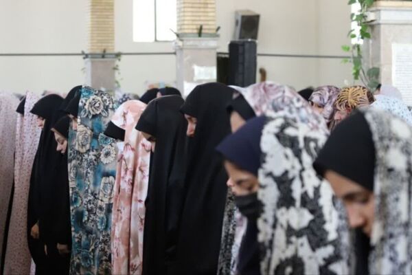 اقامه نماز جماعت دانش‌آموزان در مسجد
