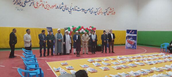 توزیع بسته‌های نوشت افزار ویژه دانش‌آموزان کم برخوردار در باخرز 