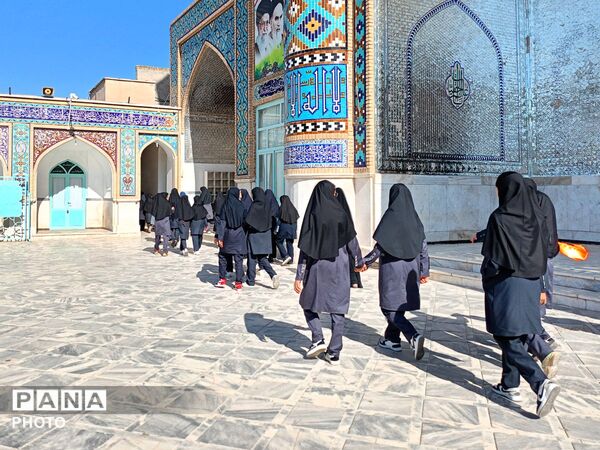 غبارروبی گلزار شهدا توسط دانش آموزان دبیرستان فرهیختگان