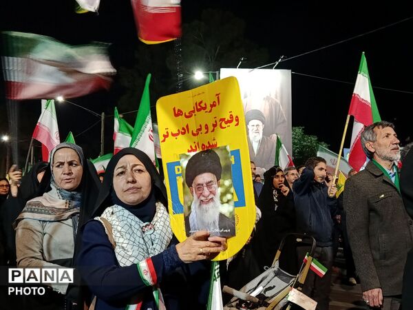 تابلو هایی بر آسمان؛ سخنانی از دل مردم تا عکس رهبری