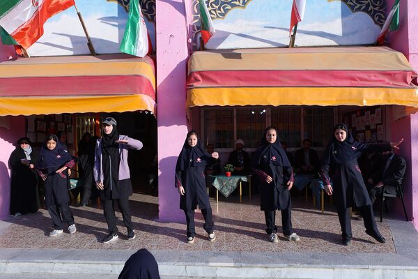 مراسم صبحگاه دبستان شاهد شهید سلطانی ناحیه یک کرج 