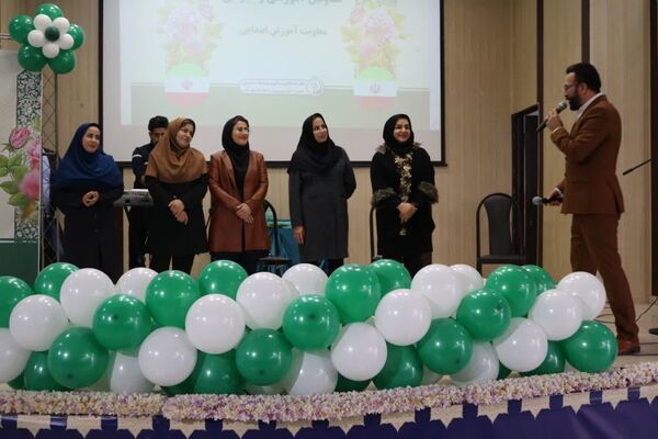 آیین تجلیل از معاونان آموزشی و اجرایی مقطع ابتدایی ناحیه یک بهارستان