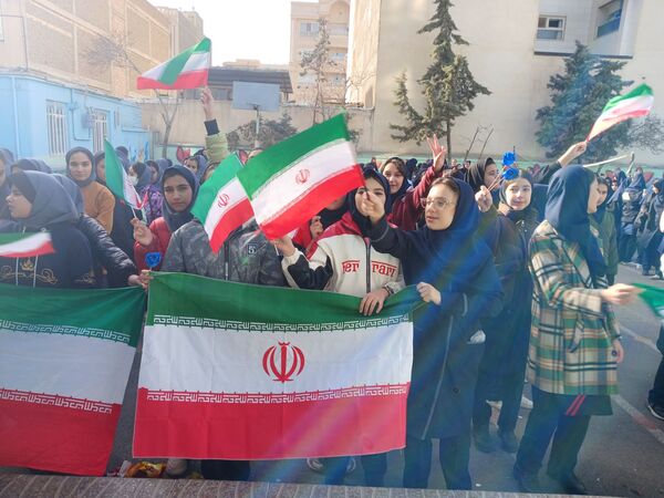 نواختن زنگ انقلاب در دبیرستان شهید محمدکاظم موسوی ناحیه ۲ کرج و شهرستان فردیس 