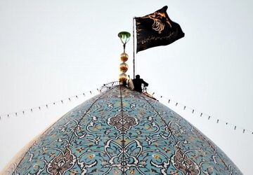 تعویض پرچم گنبد فیروزه‌ای حرم مطهر شاه‌چراغ (ع)