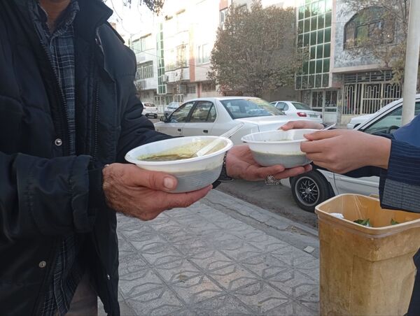 طنین همدلی در دهه فاطمیه، توزیع آش نذری در میان دانش‌آموزان دبیرستان دکتر جواد حداد ۲