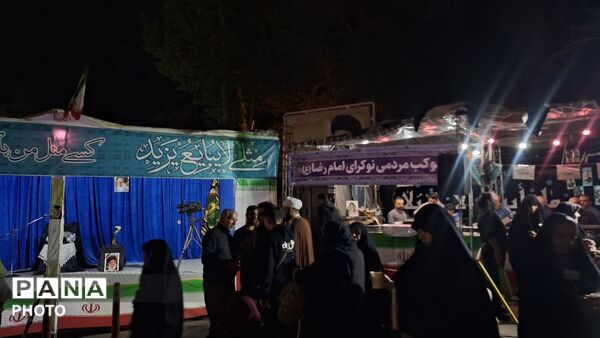 بازسازی صحنه سخنرانی رهبر شهید انقلاب اسلامی ایران در بلوار امام‌زاده حسن(ع) کرج