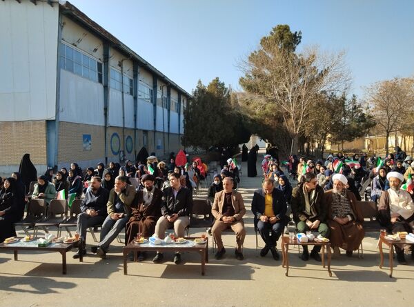 نواختن زنگ انقلاب در دبیرستان بنت‌الهدی صدر رضویه